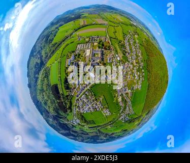 Luftaufnahme, Wohngebiet, Blick auf den Stadtteil Kloster Grafschaft und Fachkrankenhaus Kloster Grafschaft GmbH, umgeben von Wiesen und Feldern Stockfoto