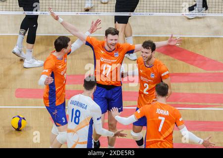 Pasay City, Philippinen. Juni 2024. Die Spieler der Niederlande feiern nach einem Treffer während des Spiels zwischen Kanada und den Niederlanden bei der Men's Volleyball Nations League (VNL) 2024 in Pasay City, den Philippinen, am 22. Juni 2024. Quelle: Rouelle Umali/Xinhua/Alamy Live News Stockfoto