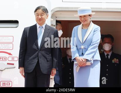 Tokio, Japan. Juni 2024. Der japanische Kaiser Naruhito (L) und die Kaiserin Masako (R) lächeln am Samstag, den 22. Juni 2024, auf dem Tokio International Airport nach Großbritannien. Ein japanisches Königspaar besucht Großbritannien für eine Woche als Staatsgäste. (Foto: Yoshio Tsunoda/AFLO) Stockfoto