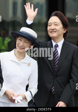 Tokio, Japan. Juni 2024. Der japanische Kronprinz Akishino (R) und die Kronprinzessin Kiko (L) winken am Samstag, den 22. Juni 2024, mit den Händen, als sie Kaiser und Kaiserin auf dem Tokio International Airport abschicken. Der japanische Kaiser naruhito und die Kaiserin Masako besuchen Großbritannien als Staatsgäste. (Foto: Yoshio Tsunoda/AFLO) Stockfoto