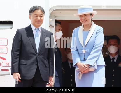 Tokio, Japan. Juni 2024. Der japanische Kaiser Naruhito (L) und die Kaiserin Masako (R) lächeln am Samstag, den 22. Juni 2024, auf dem Tokio International Airport nach Großbritannien. Ein japanisches Königspaar besucht Großbritannien für eine Woche als Staatsgäste. (Foto: Yoshio Tsunoda/AFLO) Stockfoto