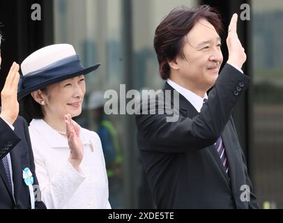 Tokio, Japan. Juni 2024. Der japanische Kronprinz Akishino (R) und die Kronprinzessin Kiko (L) winken am Samstag, den 22. Juni 2024, mit den Händen, als sie Kaiser und Kaiserin auf dem Tokio International Airport abschicken. Der japanische Kaiser Naruhito und die Kaiserin Masako besuchen Großbritannien als Staatsgäste. (Foto: Yoshio Tsunoda/AFLO) Stockfoto