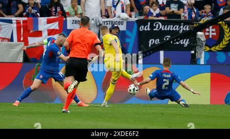 In Bild: f.l. Milan Skriniar (Slowakei, 14), Artem Dovbyk (Ukraine, 11) und Peter Pekarik (Slowakei, 2), 21.06.2024, GER, Düsseldorf, Slowakei gegen Ukraine, Europameisterschaft 2024, 2. Spieltag, Merkur Spiel-Arena, DFL-VORSCHRIFTEN VERBIETEN JEDE VERWENDUNG VON FOTOGRAFIEN ALS BILDSEQUENZEN UND/ODER QUASI-VIDEO. Quelle: HMB Media/Heiko Becker/Alamy Live News Stockfoto