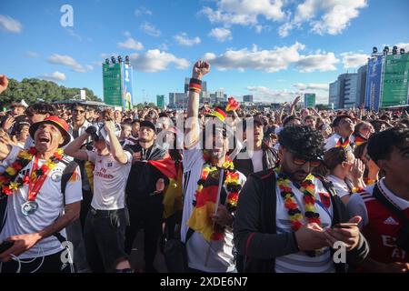 Hamburg, Deutschland. Juni 2024. Fans Deutschlands feiern in der Fan Zone beim Gruppenspiel der UEFA EURO 2024 zwischen Deutschland und Ungarn im Volksparkstadion. Quelle: SOPA Images Limited/Alamy Live News Stockfoto