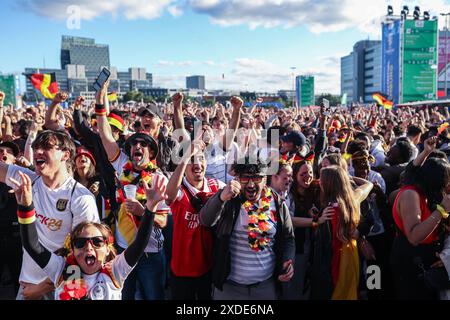 Hamburg, Deutschland. Juni 2024. Fans Deutschlands feiern in der Fan Zone beim Gruppenspiel der UEFA EURO 2024 zwischen Deutschland und Ungarn im Volksparkstadion. Quelle: SOPA Images Limited/Alamy Live News Stockfoto