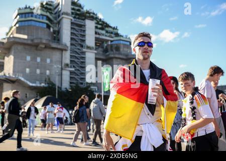 Hamburg, Deutschland. Juni 2024. Deutsche Fans waren in der Fan Zone beim Gruppenspiel der UEFA EURO 2024 zwischen Deutschland und Ungarn im Volksparkstadion zu sehen. Quelle: SOPA Images Limited/Alamy Live News Stockfoto
