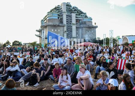 Hamburg, Deutschland. Juni 2024. Deutsche Fans waren in der Fan Zone beim Gruppenspiel der UEFA EURO 2024 zwischen Deutschland und Ungarn im Volksparkstadion zu sehen. Quelle: SOPA Images Limited/Alamy Live News Stockfoto