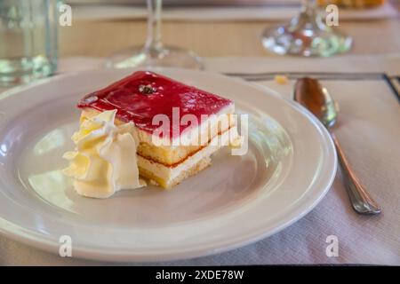 Käsekuchen mit Himbeermarmelade. Stockfoto