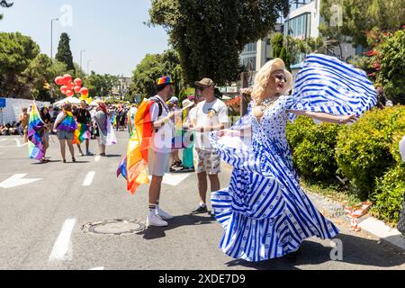 Haifa, Israel 21. Juni 2024, Pride Parade. Drag Queen Lalika trägt ein Kleid aus der israelischen Flagge, wirbelt und tanzt in der Menge. Stockfoto