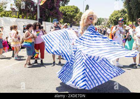 Haifa, Israel 21. Juni 2024, Pride Parade. Drag Queen Lalika trägt ein Kleid aus der israelischen Flagge, wirbelt und tanzt in der Menge. Stockfoto