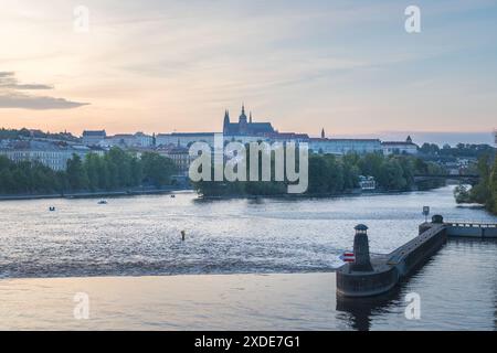 Prager Burg mit Moldau bei Sonnenuntergang, Prag, Tschechische Republik, Europa. Stockfoto