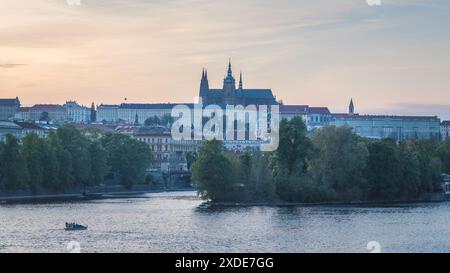 Prager Burg mit Moldau bei Sonnenuntergang, Prag, Tschechische Republik, Europa. Stockfoto