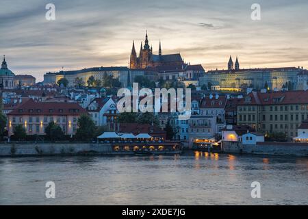 Prager Burg mit Moldau, beleuchtet durch künstliche Beleuchtung am frühen Abend, Prag, Tschechische Republik, Europa. Stockfoto