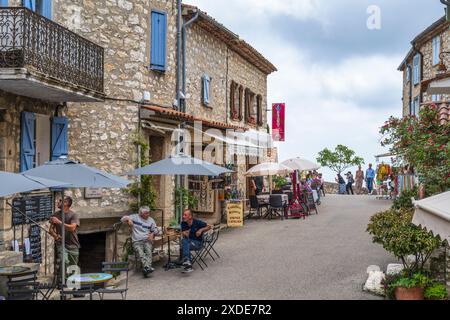 Cafés und Restaurants in der Rue Armand Fallières im mittelalterlichen Dorf Gourdon auf einem Hügel in den Alpes-Maritimes, französische Riviera, Südfrankreich Stockfoto