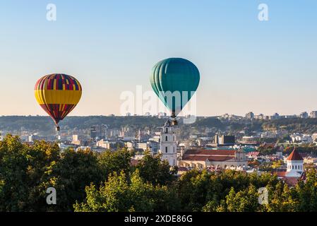 Zwei Farbenfrohe Heißluftballons Fliegen Über Vilnius City Panorama Stockfoto