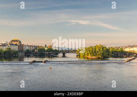 Moldau in Prag mit historischen Gebäuden am Morgen, Tschechische Republik, Europa. Stockfoto