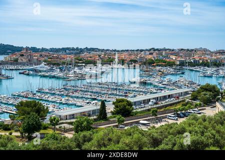 Blick über den Hafen von Port Vauban in die Altstadt von Antibes (Vieil Antibes) von Fort Carré in Antibes, französische Riviera, Côte d'Azur, Provence, Frankreich Stockfoto