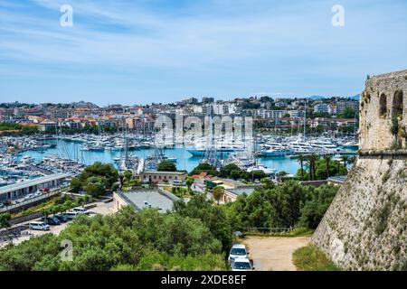 Fort Carré und Blick über den Hafen von Port Vauban zur Stadt Antibes an der französischen Riviera, Côte d'Azur, Provence, Frankreich Stockfoto