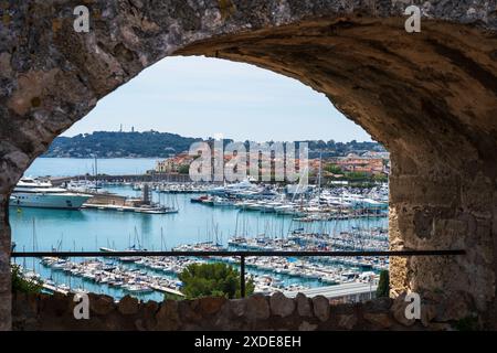 Blick durch den Bogen zum Hafen von Port Vauban und zur Altstadt von Antibes (Vieil Antibes) von Fort Carré in Antibes, französische Riviera, Côte d'Azur, Provence, Frankreich Stockfoto