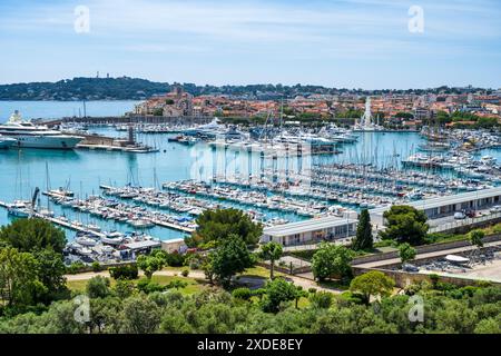 Blick über den Hafen von Port Vauban in die Altstadt von Antibes (Vieil Antibes) von Fort Carré in Antibes, französische Riviera, Côte d'Azur, Provence, Frankreich Stockfoto