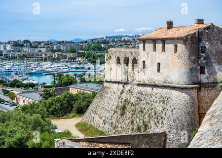 Fort Carré und Blick über den Hafen von Port Vauban zur Stadt Antibes an der französischen Riviera, Côte d'Azur, Provence, Frankreich Stockfoto