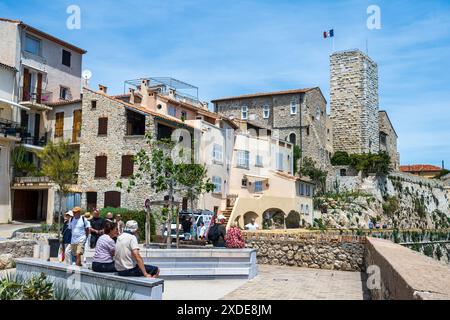 Promenade Amiral de Grasse mit Dom Glockenturm im Hintergrund in der Altstadt von Antibes (Vieil Antibes), französische Riviera, Côte d'Azur, Provence, Frankreich Stockfoto