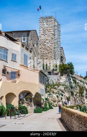 Promenade Amiral de Grasse mit Dom Glockenturm im Hintergrund in der Altstadt von Antibes (Vieil Antibes), französische Riviera, Côte d'Azur, Provence, Frankreich Stockfoto