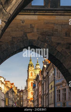 Kirche des Heiligen Nikolaus auf dem Kleinstädter Platz in Prag, Tschechische Republik, Europa. Stockfoto