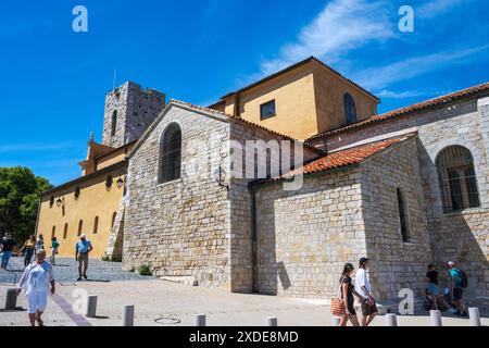 Kathedrale von Antibes von der Promenade Amiral de Grasse in der Altstadt von Antibes (Vieil Antibes) an der französischen Riviera, Côte d'Azur, Provence, Frankreich Stockfoto