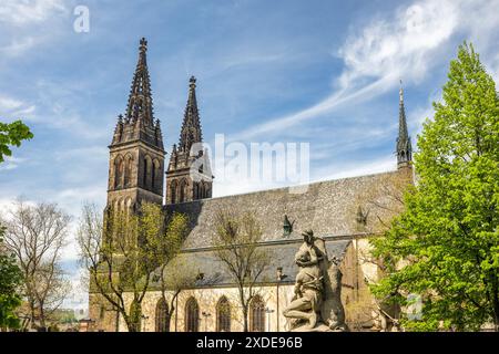 Die Basilika St. Peter und St. Paul, eine neogotische Kirche in der Festung Vysehrad in Prag, Tschechien, Europa. Stockfoto