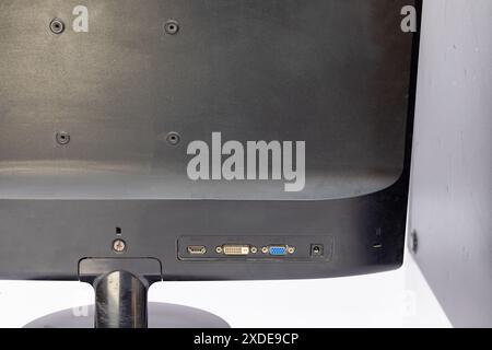 Monitorrückansicht für VGA-, HDMI- und Netzkabel Stockfoto
