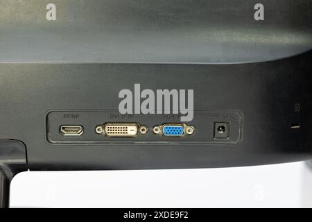 Nahaufnahme eines schwarzen Computermonitors hinten Stockfoto