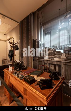 05.23.24. Budapest, Ungarn. Das Innere des ungarischen Geldmuseums auf dem Szell-Kalman-Platz. Postpalast (altes Postgebäude) ungarischer Name ist Stockfoto