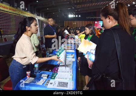 Bangkok, Thailand. Juni 2024. Studenten besuchen den Stand der chinesischen Universitäten während der China Higher Education Ausstellung 2024, die am 22. Juni 2024 an der Bangkok University in Bangkok, Thailand, stattfand. Die Ausstellung eröffnete am Samstag an der Bangkokthonburi Universität in Thailand, an der 32 chinesische Universitäten teilnahmen und eine große Menge thailändischer Studenten und Lehrer anzog. Quelle: Sun Weitong/Xinhua/Alamy Live News Stockfoto