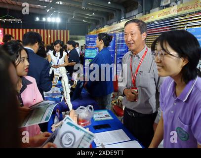 Bangkok, Thailand. Juni 2024. Studenten besuchen den Stand der chinesischen Universitäten während der China Higher Education Ausstellung 2024, die am 22. Juni 2024 an der Bangkok University in Bangkok, Thailand, stattfand. Die Ausstellung eröffnete am Samstag an der Bangkokthonburi Universität in Thailand, an der 32 chinesische Universitäten teilnahmen und eine große Menge thailändischer Studenten und Lehrer anzog. Quelle: Sun Weitong/Xinhua/Alamy Live News Stockfoto