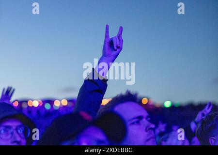 Copenhell, Festival Tag 1, Kopenhagen, 19.06.2024 Kopenhagen, Daenemark C 19.6,2024: Festivalbesucher mit zu einer Pommesgabel formten Hand beim Copenhell Metal-Festival im Klverparken Camping Kopenhagen, Dänemark. Das Festival findet vom 19.-22. Juni 2024 statt. Kopenhagen Daenemark *** Copenhell, Festivaltag 1, Kopenhagen, 19 06 2024 Kopenhagen, Dänemark C 19 6 2024 Festivalbesucher mit einer Hand in Form einer französischen Frittiergabel beim Copenhell Metal Festival auf dem Klverparken Camping Kopenhagen, Dänemark das Festival findet vom 19. Juni 2024 Kopenhagen Dänemark statt Copyright: XChristianxEnderx Stockfoto