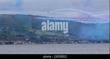 Whiteabbey, County Antrim, Nordirland. Juni 2024. Tag der bewaffneten Kräfte - die Roten Pfeile der RAF zeigen das Team im Flug beim heutigen Tag der Streitkräfte. Quelle: CAZIMB/Alamy Live News. Stockfoto