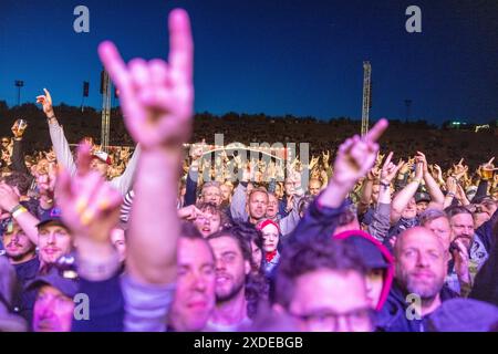 Copenhell, Festival Tag 1, Kopenhagen, 19.06.2024 Kopenhagen, Daenemark C 19.6,2024: Festivalbesucher mit zu einer Pommesgabel formten Hand beim Copenhell Metal-Festival im Klverparken Camping Kopenhagen, Dänemark. Das Festival findet vom 19.-22. Juni 2024 statt. Kopenhagen Daenemark *** Copenhell, Festivaltag 1, Kopenhagen, 19 06 2024 Kopenhagen, Dänemark C 19 6 2024 Festivalbesucher mit einer Hand in Form einer französischen Frittiergabel beim Copenhell Metal Festival auf dem Klverparken Camping Kopenhagen, Dänemark das Festival findet vom 19. Juni 2024 Kopenhagen Dänemark statt Copyright: XChristianxEnderx Stockfoto