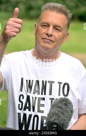 London, Großbritannien. Juni 2024. Restore Nature Now marschieren sie durch das Zentrum von London. Prominente wie Chris Packham, Megan McCubbin und Dame Emma Thompson führten den marsch von der Park Lane zum Parliament Square. BBC-Moderator Chris Packham Credit: Phil Robinson/Alamy Live News Stockfoto