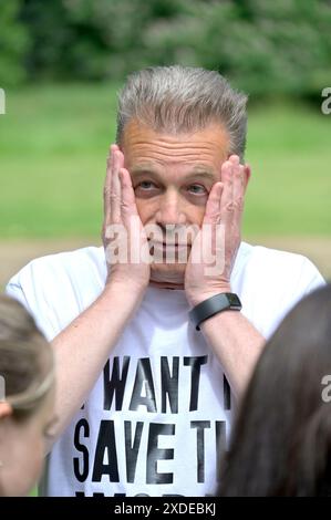 London, Großbritannien. Juni 2024. Restore Nature Now marschieren sie durch das Zentrum von London. Prominente wie Chris Packham, Megan McCubbin und Dame Emma Thompson führten den marsch von der Park Lane zum Parliament Square. BBC-Moderator Chris Packham Credit: Phil Robinson/Alamy Live News Stockfoto