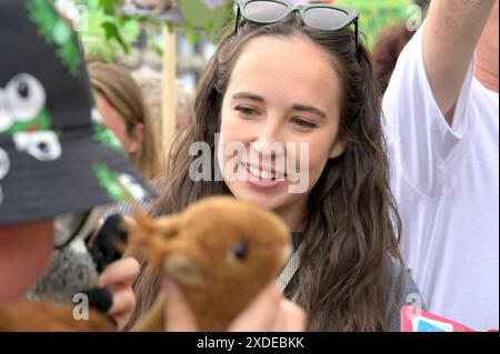 London, Großbritannien. Juni 2024. Restore Nature Now marschieren sie durch das Zentrum von London. Prominente wie Chris Packham, Megan McCubbin und Dame Emma Thomson führten den marsch von der Park Lane zum Parliament Square. BBC-Moderator Megan McCubbin Credit: Phil Robinson/Alamy Live News Stockfoto