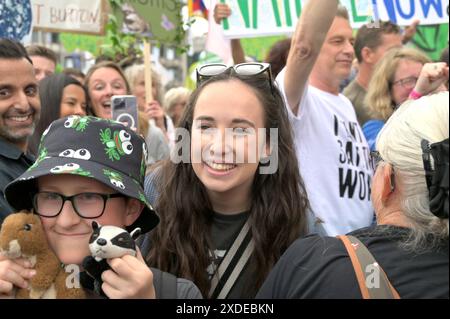 London, Großbritannien. Juni 2024. Restore Nature Now marschieren sie durch das Zentrum von London. Prominente wie Chris Packham, Megan McCubbin und Dame Emma Thomson führten den marsch von der Park Lane zum Parliament Square. BBC-Moderator Megan McCubbin Credit: Phil Robinson/Alamy Live News Stockfoto