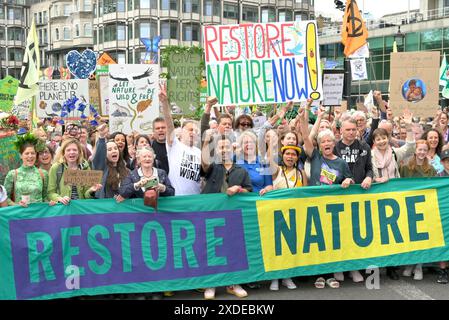 London, Großbritannien. Juni 2024. Restore Nature Now marschieren sie durch das Zentrum von London. Prominente wie Chris Packham, Megan McCubbin und Dame Emma Thomson führten den marsch von der Park Lane zum Parliament Square. Quelle: Phil Robinson/Alamy Live News Stockfoto