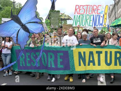 London, Großbritannien. Juni 2024. Restore Nature Now marschieren sie durch das Zentrum von London. Prominente wie Chris Packham, Megan McCubbin und Dame Emma Thomson führten den marsch von der Park Lane zum Parliament Square. Quelle: Phil Robinson/Alamy Live News Stockfoto