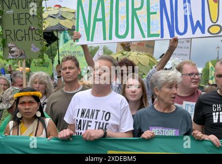 London, Großbritannien. Juni 2024. Restore Nature Now marschieren sie durch das Zentrum von London. Prominente wie Chris Packham, Megan McCubbin und Dame Emma Thomson führten den marsch von der Park Lane zum Parliament Square. Quelle: Phil Robinson/Alamy Live News Stockfoto