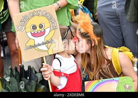 London, Großbritannien. Juni 2024. Restore Nature Now marschieren sie durch das Zentrum von London. Prominente wie Chris Packham, Megan McCubbin und Dame Emma Thomson führten den marsch von der Park Lane zum Parliament Square. Quelle: Phil Robinson/Alamy Live News Stockfoto