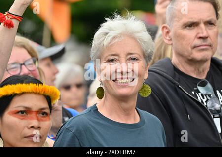 London, Großbritannien. Juni 2024. Restore Nature Now marschieren sie durch das Zentrum von London. Prominente wie Chris Packham, Megan McCubbin und Dame Emma Thomson führten den marsch von der Park Lane zum Parliament Square. Emma Thompson Credit: Phil Robinson/Alamy Live News Stockfoto