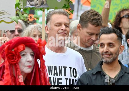 London, Großbritannien. Juni 2024. Restore Nature Now marschieren sie durch das Zentrum von London. Prominente wie Chris Packham, Megan McCubbin und Dame Emma Thomson führten den marsch von der Park Lane zum Parliament Square. Chris Packham und Dr. Amir Khan Credit: Phil Robinson/Alamy Live News Stockfoto