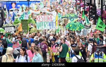 London, Großbritannien. Juni 2024. Restore Nature Now marschieren sie durch das Zentrum von London. Prominente wie Chris Packham, Megan McCubbin und Dame Emma Thomson führten den marsch von der Park Lane zum Parliament Square. Quelle: Phil Robinson/Alamy Live News Stockfoto