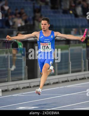 Filippo Tortu aus Italien läuft das letzte Leg für sein Team und hilft ihnen, das 4x100 m Staffelfinale der Männer bei der Leichtathletik-Europameisterschaft Stadio O zu gewinnen Stockfoto